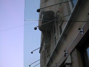 Ein Gebäude mit einem Glasdach an der Seite.