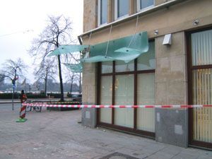 Ein Gebäude mit einem seitlich herabhängenden Baldachin.