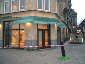 Ein Gebäude mit einem Glasdach an der Ecke