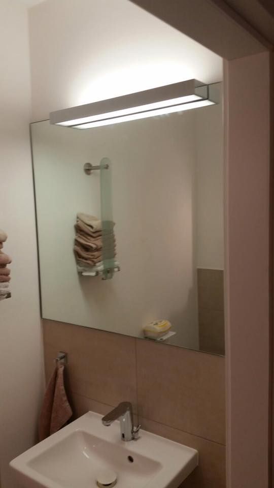 Ein Badezimmer mit Waschbecken und Spiegel.