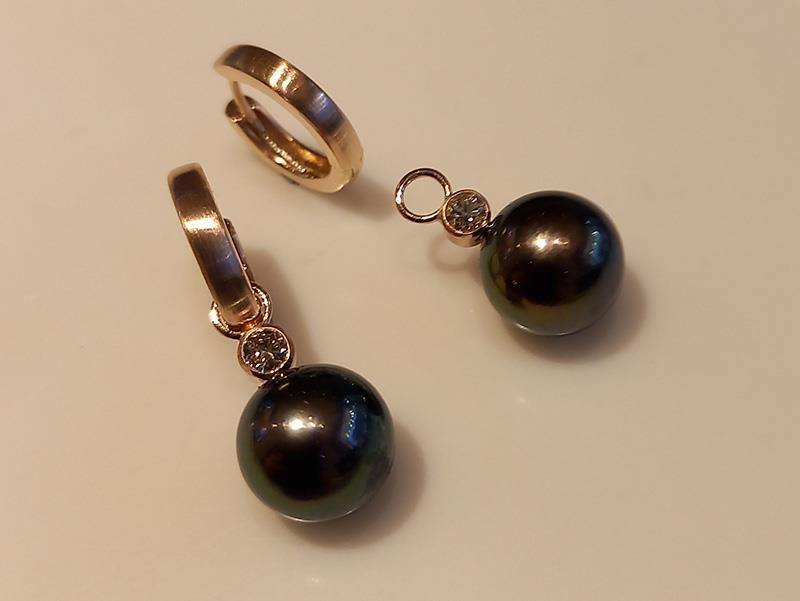 Ein Paar Ohrringe mit schwarzen Perlen und Diamanten