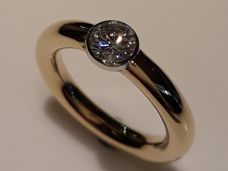 Ein goldener Ring mit einem Diamanten in der Mitte