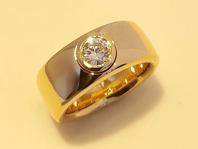 Ein goldener Ring mit einem Diamanten in der Mitte