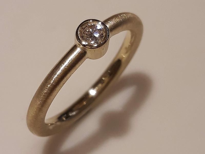 Ein goldener Ring mit einem Diamanten in der Mitte