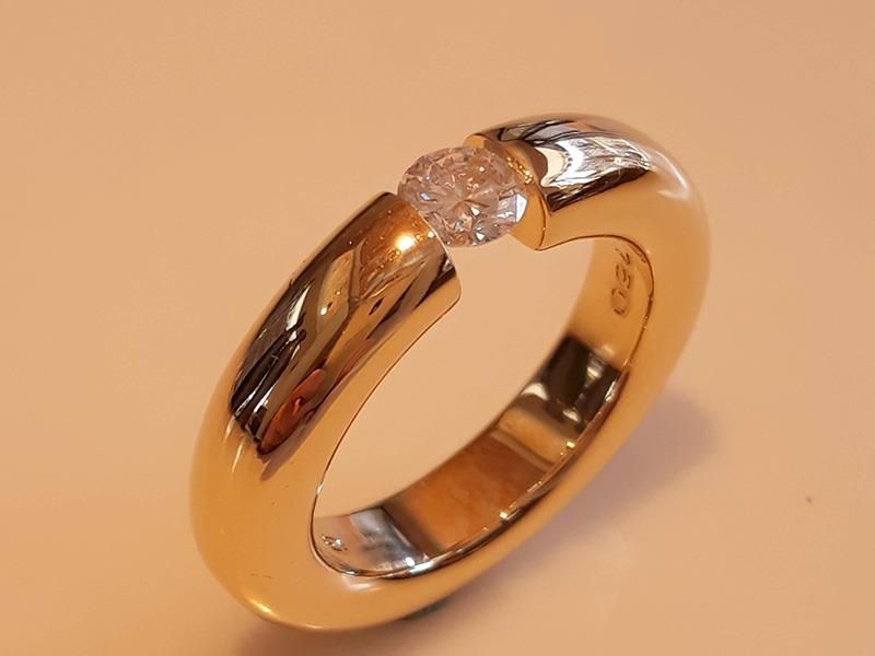 Ein goldener Ring mit einem Diamanten in der Mitte