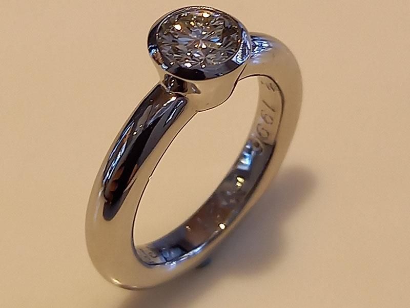 Ein Weißgoldring mit einem Diamanten in der Mitte