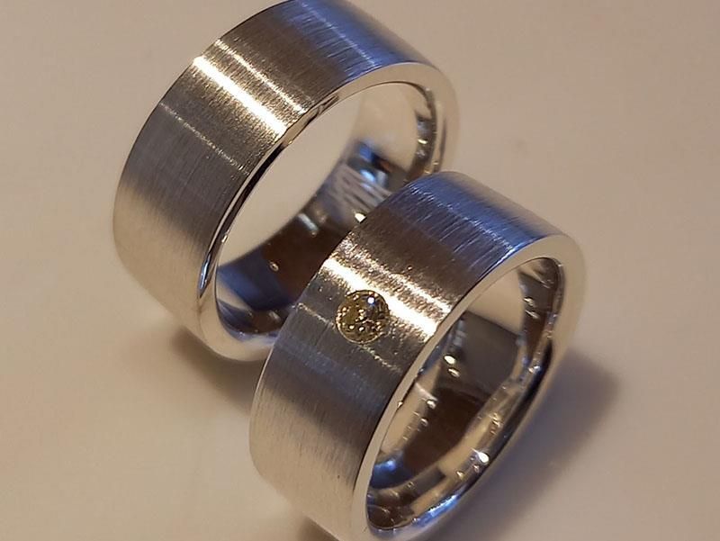 Ein Paar Silberringe mit einem Diamanten in der Mitte