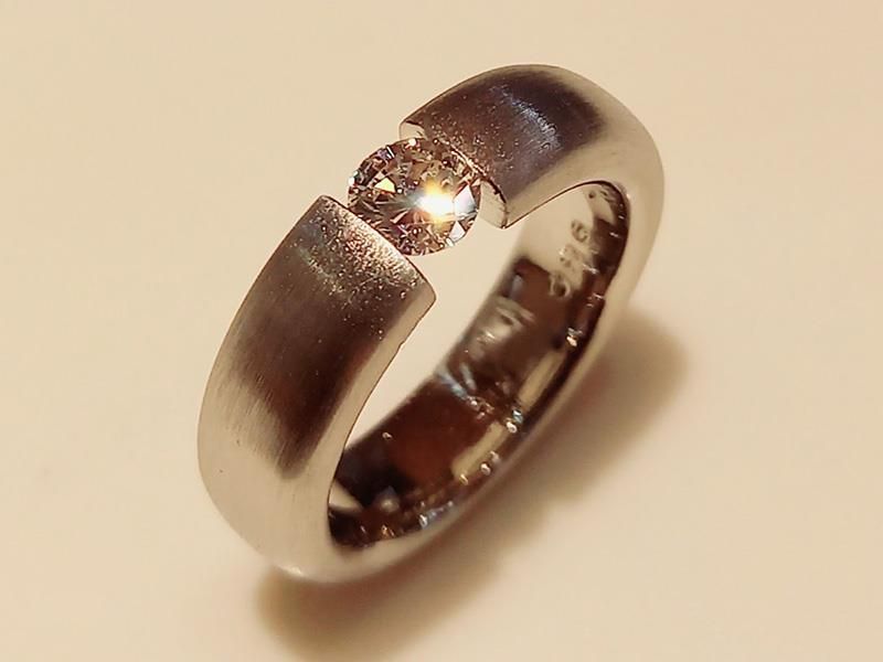 Ein Silberring mit einem Diamanten in der Mitte