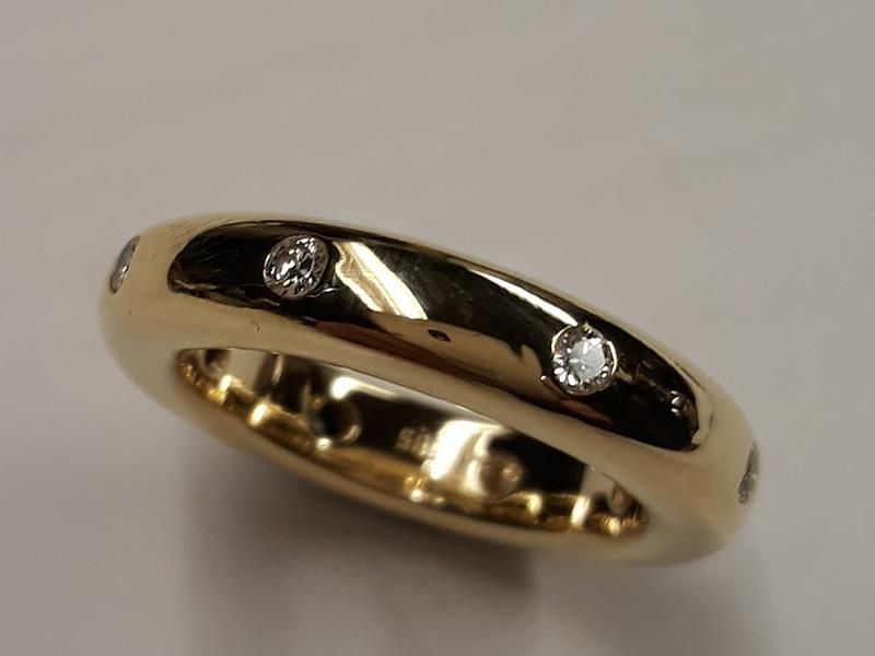Ein goldener Ring mit drei Diamanten darauf