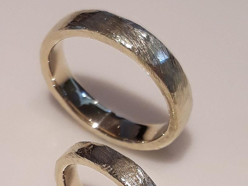 Eine Nahaufnahme eines goldenen Rings auf einer weißen Oberfläche