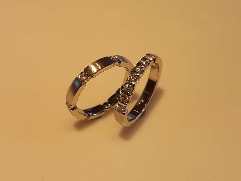 Ein Paar Eheringe mit Diamanten darauf