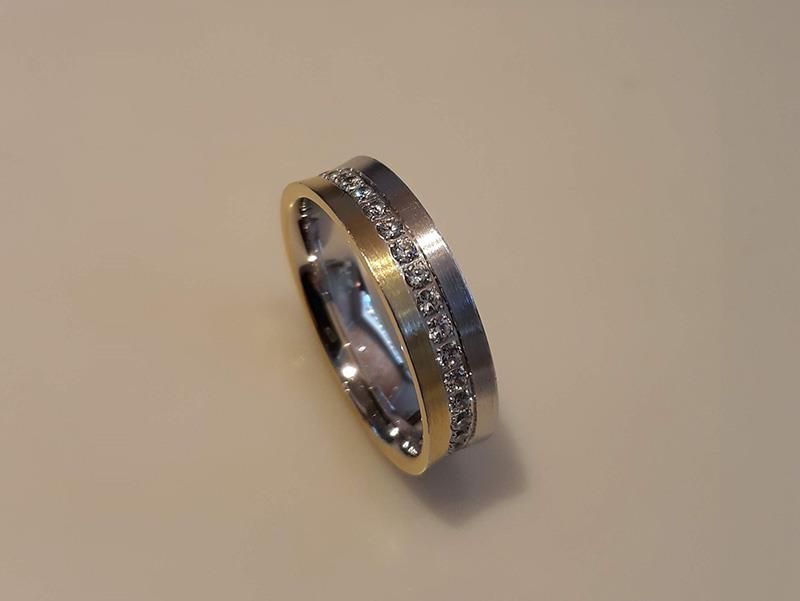 Ein Silber- und Goldring mit Diamanten darauf