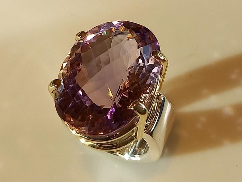 Ein Ring mit einem großen violetten Stein darin