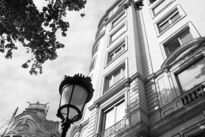 Icono de marcador de posición gris claro con un sol y montañas sobre fondo blanco