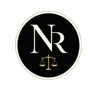 Logotipo circular negro con las iniciales blancas “NR” y una balanza de la justicia dorada en la parte inferior.