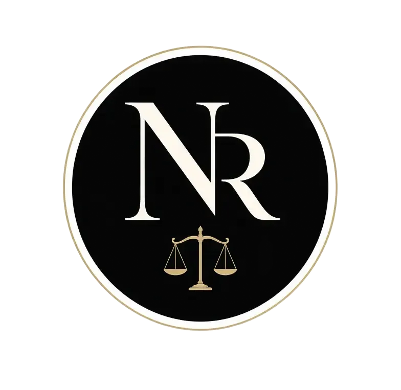 Logotipo circular negro con las iniciales blancas &ldquo;NR&rdquo; y una balanza de la justicia dorada en la parte inferior.