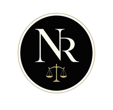 Logotipo circular negro con las iniciales blancas “NR” y una balanza de la justicia dorada en la parte inferior.