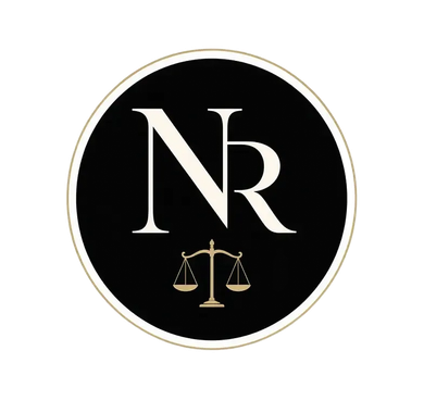 Logotipo circular negro con las iniciales blancas «NR» y un símbolo dorado de la balanza de la justicia