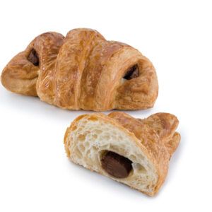 Dois croissants com recheio de chocolate sobre fundo branco
