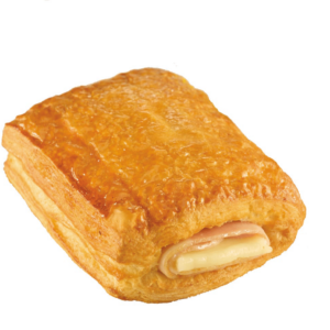 Um pastel com presunto e queijo sobre um fundo branco