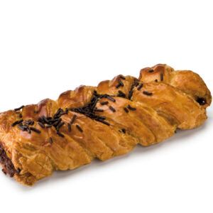 Um close de uma massa folhada com granulado de chocolate sobre uma superfície branca.