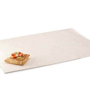 Um pedaço de pizza com tomates e pimentões verdes em um prato branco.