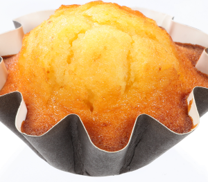 Um close de um muffin em uma forma de muffin