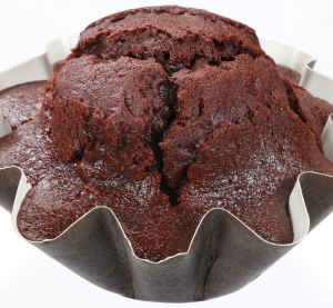 Um close de um muffin de chocolate em uma forma de muffin