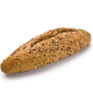 Um pão com sementes de gergelim sobre um fundo branco.