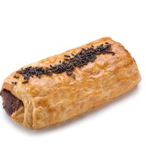 Um rolinho de salsicha com granulado de chocolate por cima sobre um fundo branco.