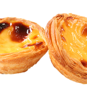 Um close de duas tortas de ovos em um fundo branco