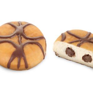 Um donut com cobertura de chocolate e uma fatia retirada dele