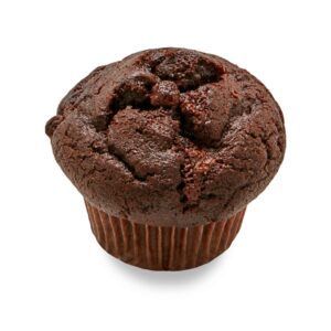 Um close de um muffin de chocolate em um fundo branco