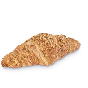 Um close de um croissant em um fundo branco