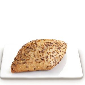 Um croissant com sementes de gergelim está em um prato branco.