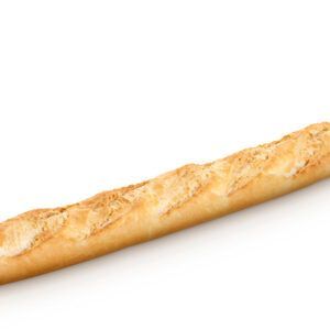 Um longo pedaço de pão está sobre uma superfície branca.