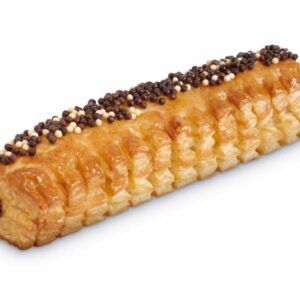 Uma massa folhada com granulado de chocolate por cima