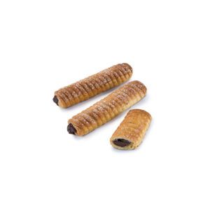 Três rolinhos com recheio de chocolate em fundo branco