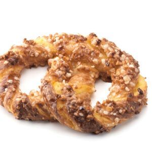 Dois pretzels com nozes sobre um fundo branco