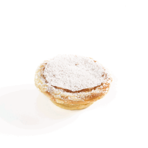 Uma pequena massa folhada com açúcar de confeiteiro por cima sobre uma superfície branca.