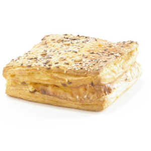 Um sanduíche com queijo e sementes de gergelim em um fundo branco