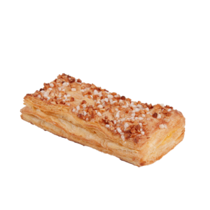 Uma massa folhada com nozes por cima sobre um fundo branco