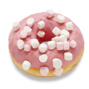 Um donut com cobertura rosa e marshmallows por cima