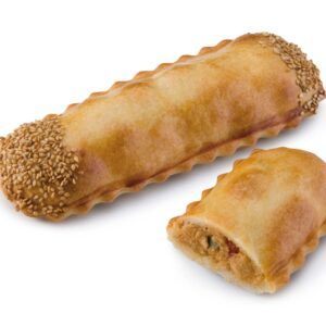 Uma massa folhada com sementes de gergelim por cima é cortada ao meio