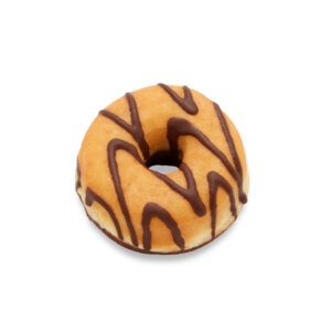 Um donut com cobertura de chocolate sobre um fundo branco