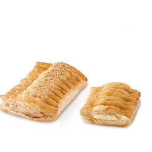 Dois doces estão lado a lado em uma superfície branca.