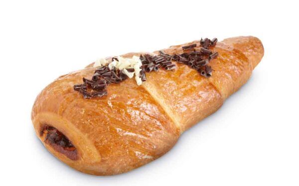 Um croissant com chocolate e queijo em um fundo branco.