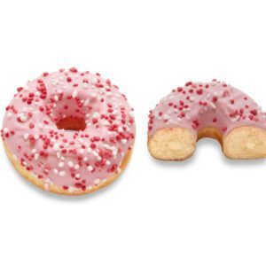 Um donut com cobertura rosa e granulado vermelho tem uma mordida
