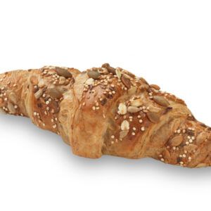 Um croissant com nozes e sementes de gergelim