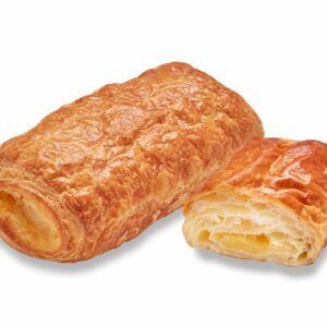 Um close de dois doces em um fundo branco